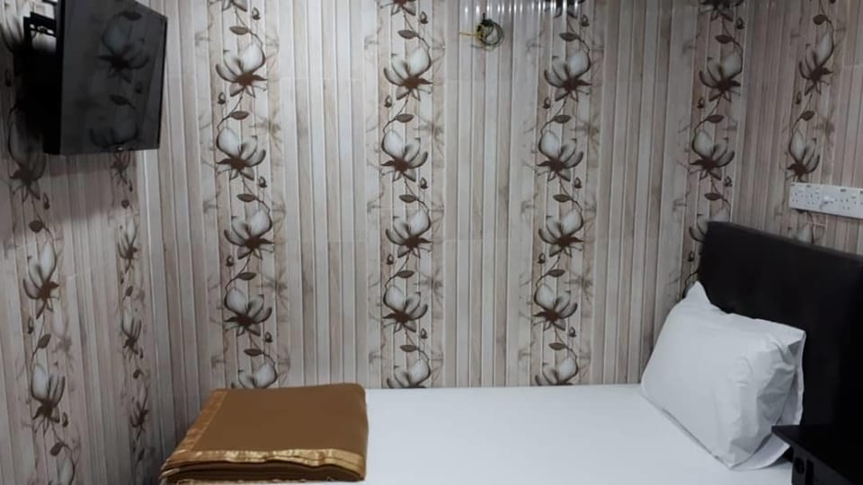 Double Room | WiFi (free), bed sheets