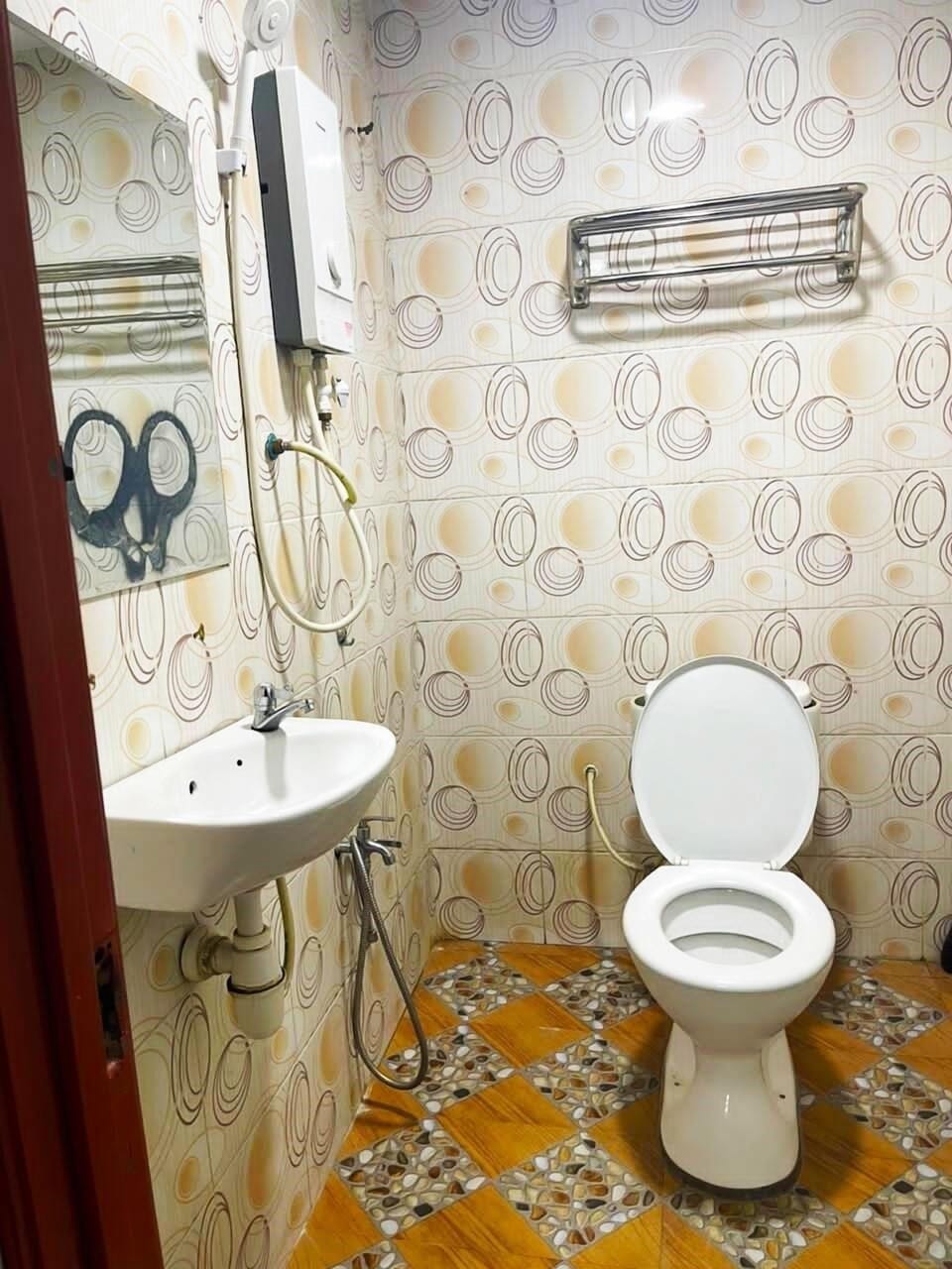 Double Room | Bathroom | Shower, free toiletries, hair dryer (on request), towels