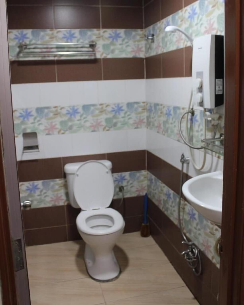 Shower, free toiletries, hair dryer (on request), towels
