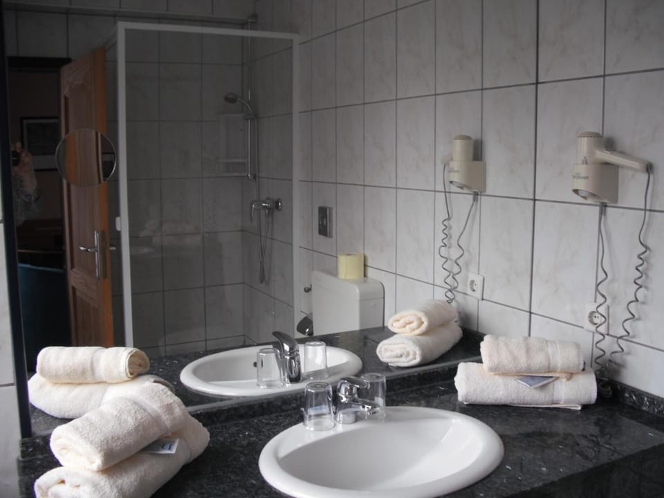 Bathtub, free toiletries, hair dryer, towels