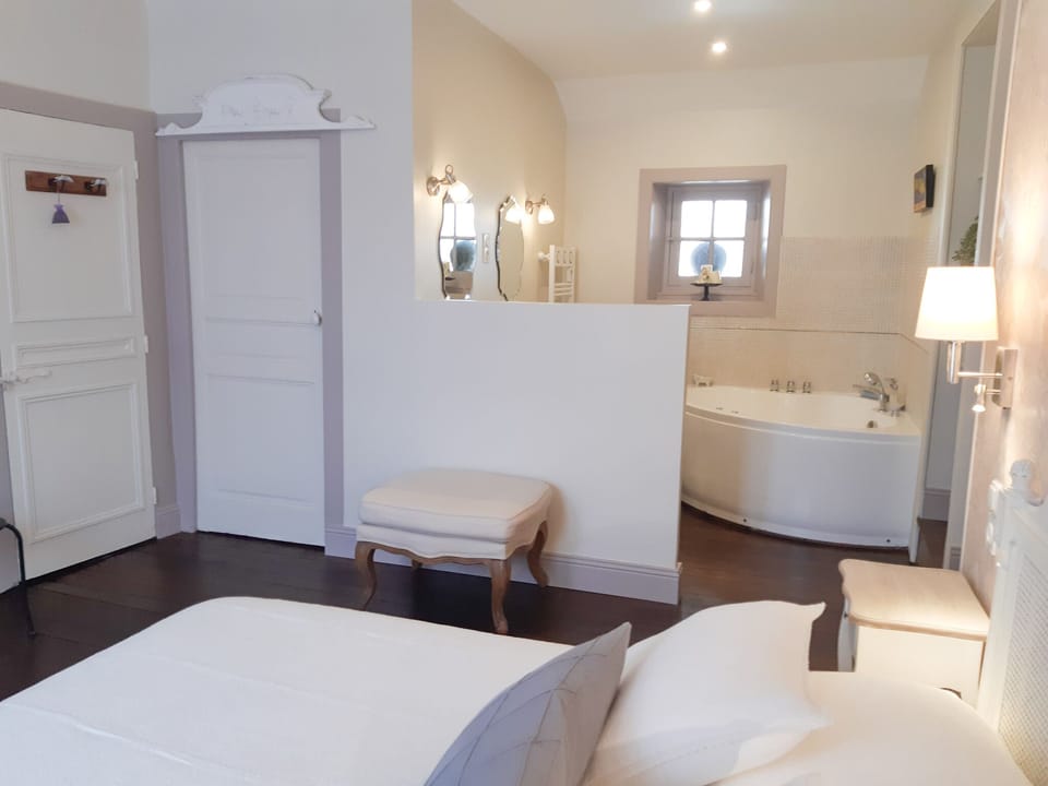 Deluxe Room (Louisiane) | Individually decorated, individually furnished, desk, blackout drapes