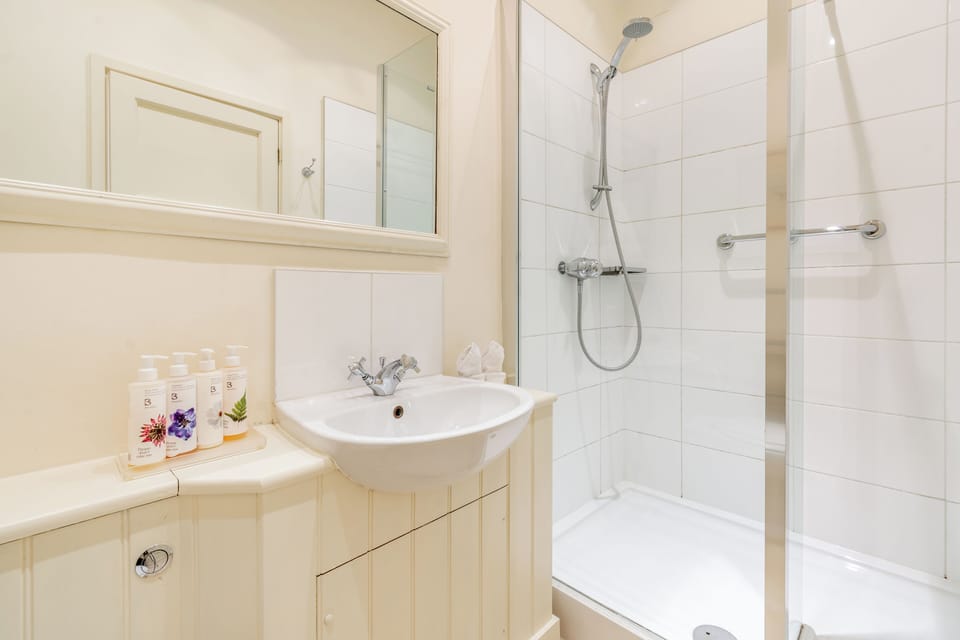 Double Room | Bathroom | Shower, free toiletries, hair dryer, towels