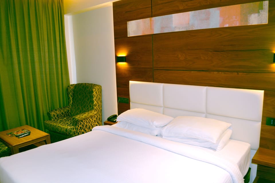 Minibar, in-room safe, WiFi (free), bed sheets