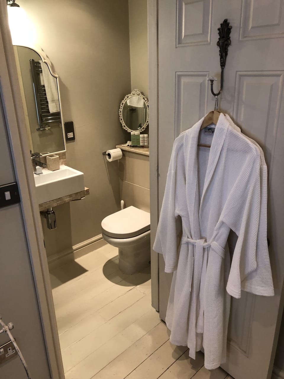 Luxury Double Room (Lady of the Lake) | Bathroom | Free toiletries, hair dryer, bathrobes, towels