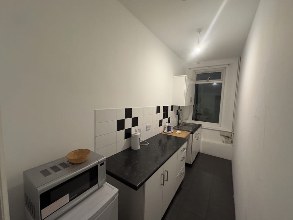Twin Room, Shared Bathroom | Shared kitchen | Electric kettle