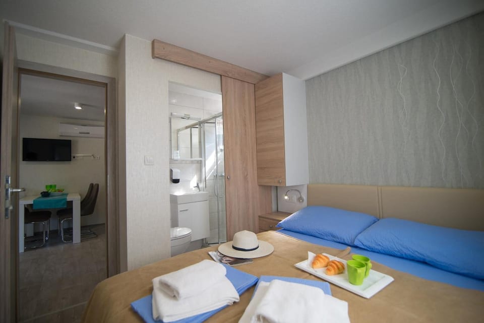 Desk, blackout drapes, WiFi, bed sheets
