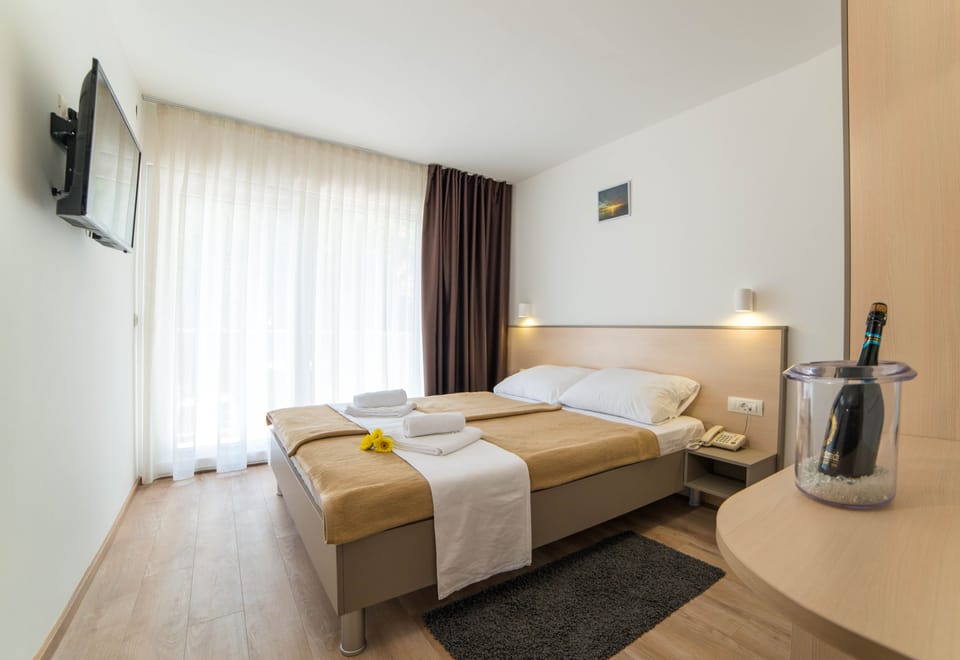 Family Room, Shared Bathroom | Desk, blackout drapes, WiFi, bed sheets