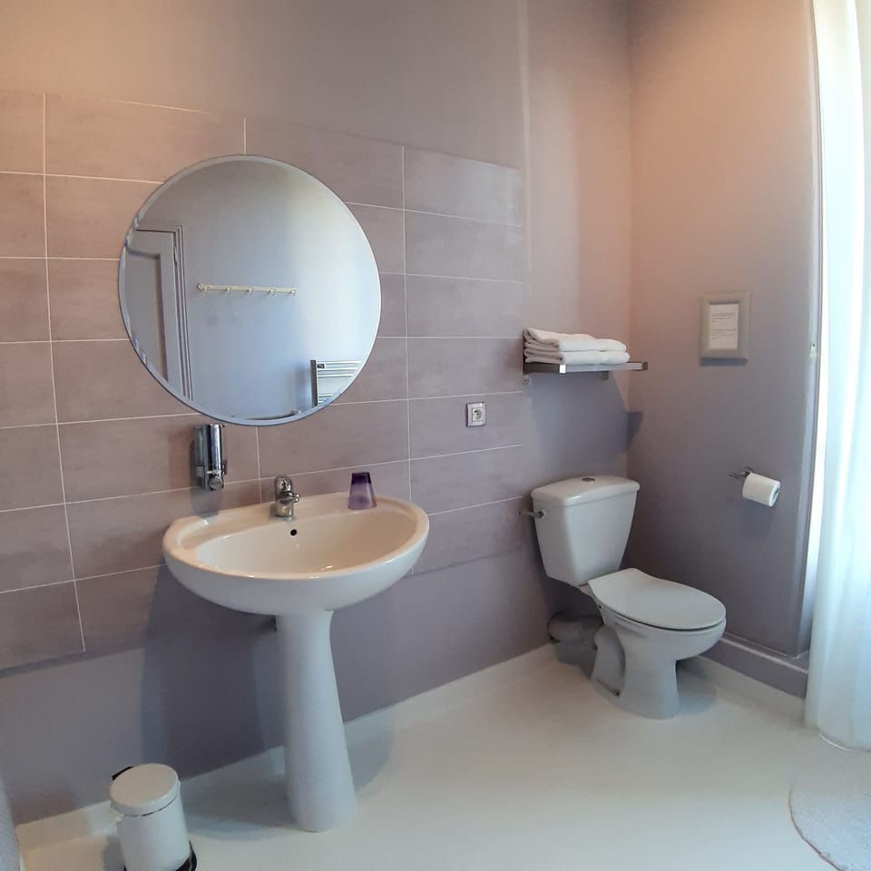 Family Suite (Romance) | Bathroom | Free toiletries, hair dryer, towels