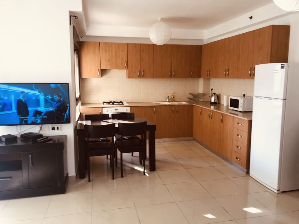 Family Apartment, 3 Bedrooms, Sea View | Private kitchen | Fridge, microwave, oven, stovetop