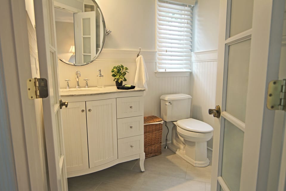 Room, 1 King Bed, Ground Floor (1) | Bathroom | Shower, hair dryer, towels