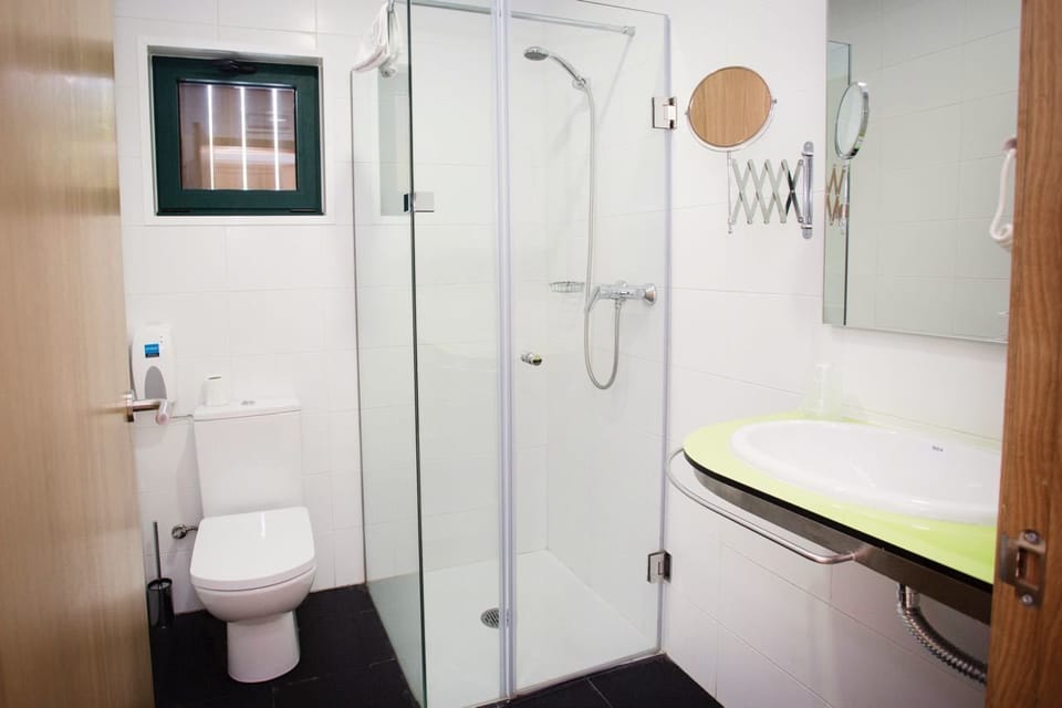 Deep soaking tub, free toiletries, hair dryer, towels