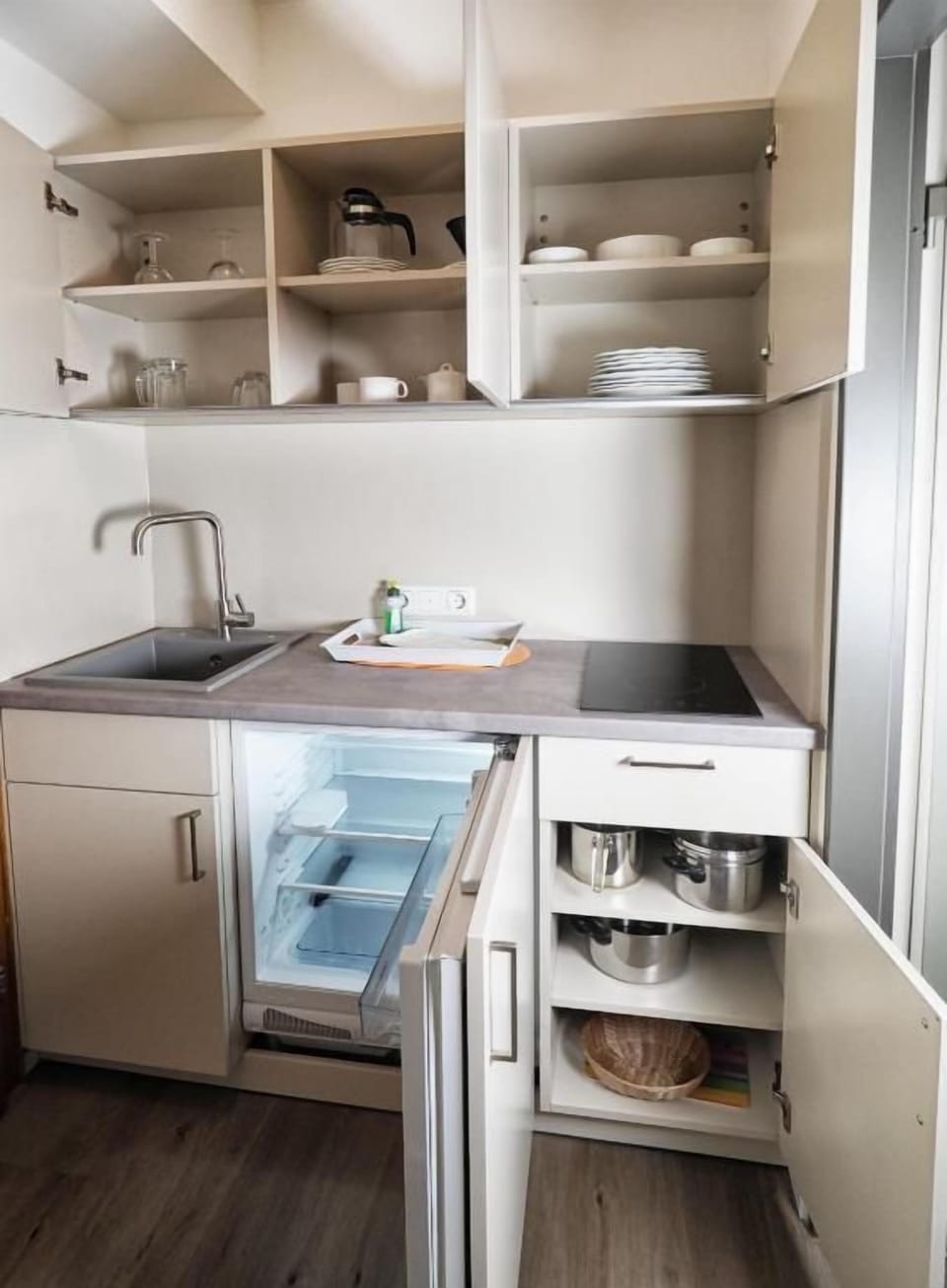 Coffee/tea maker, fridge, stovetop, electric kettle