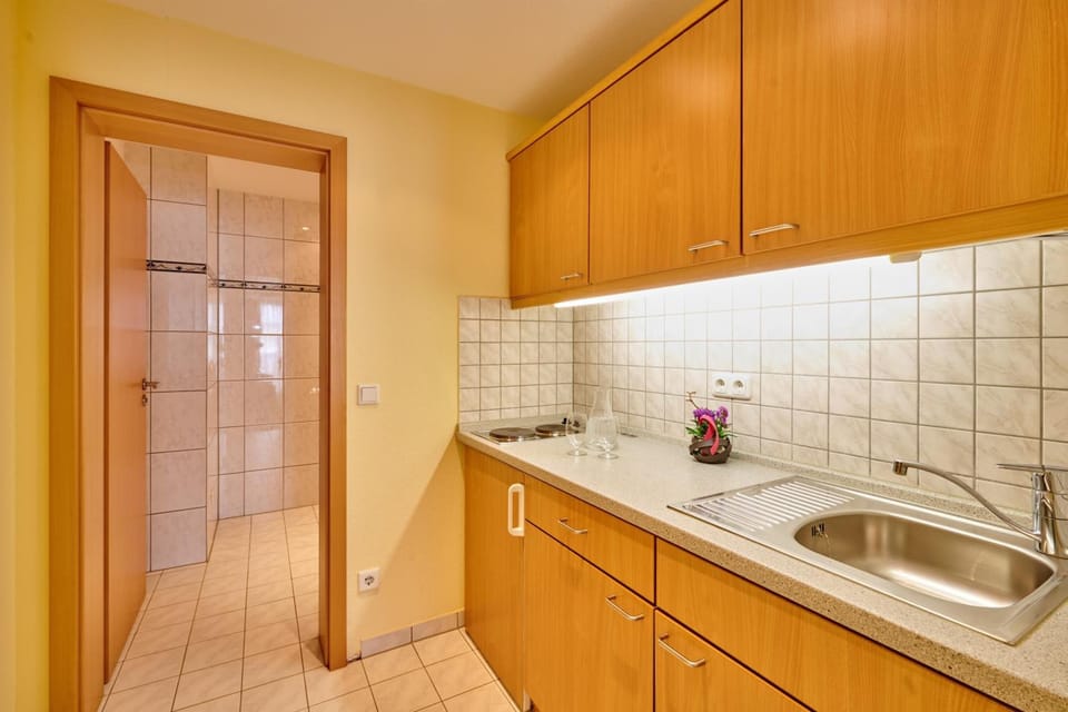 Coffee/tea maker, fridge, stovetop, electric kettle