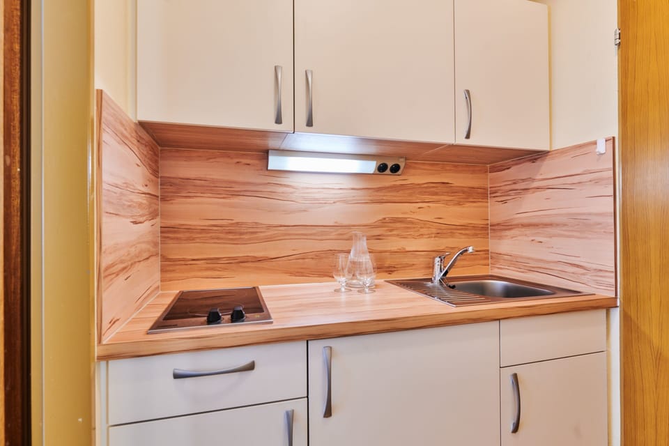 Fridge, stovetop, coffee/tea maker, electric kettle