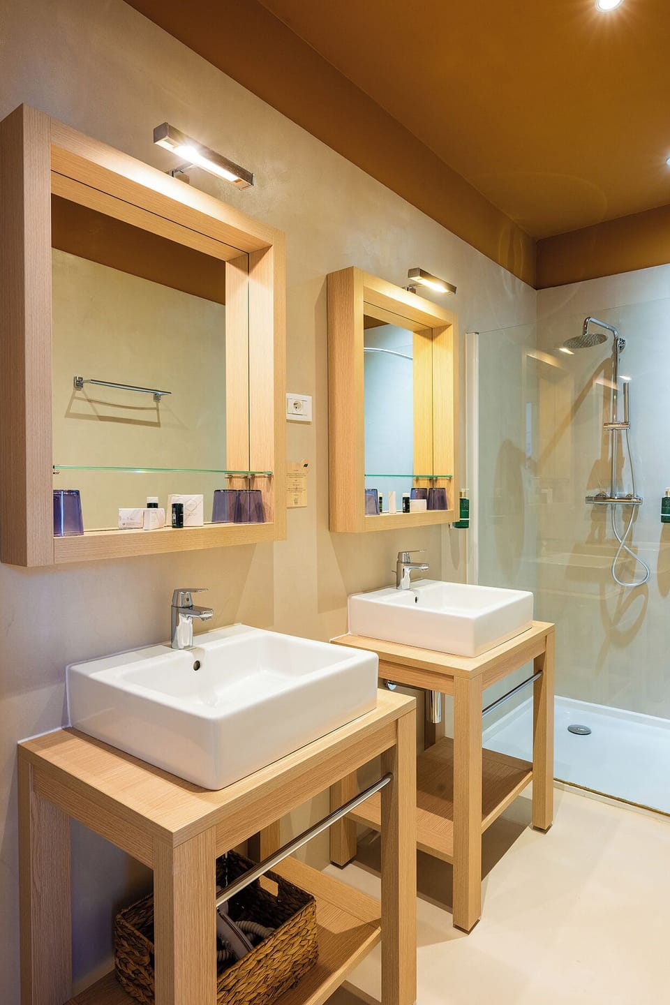 Junior Suite - Sea or Garden Side | Bathroom | Shower, eco-friendly toiletries, hair dryer, towels