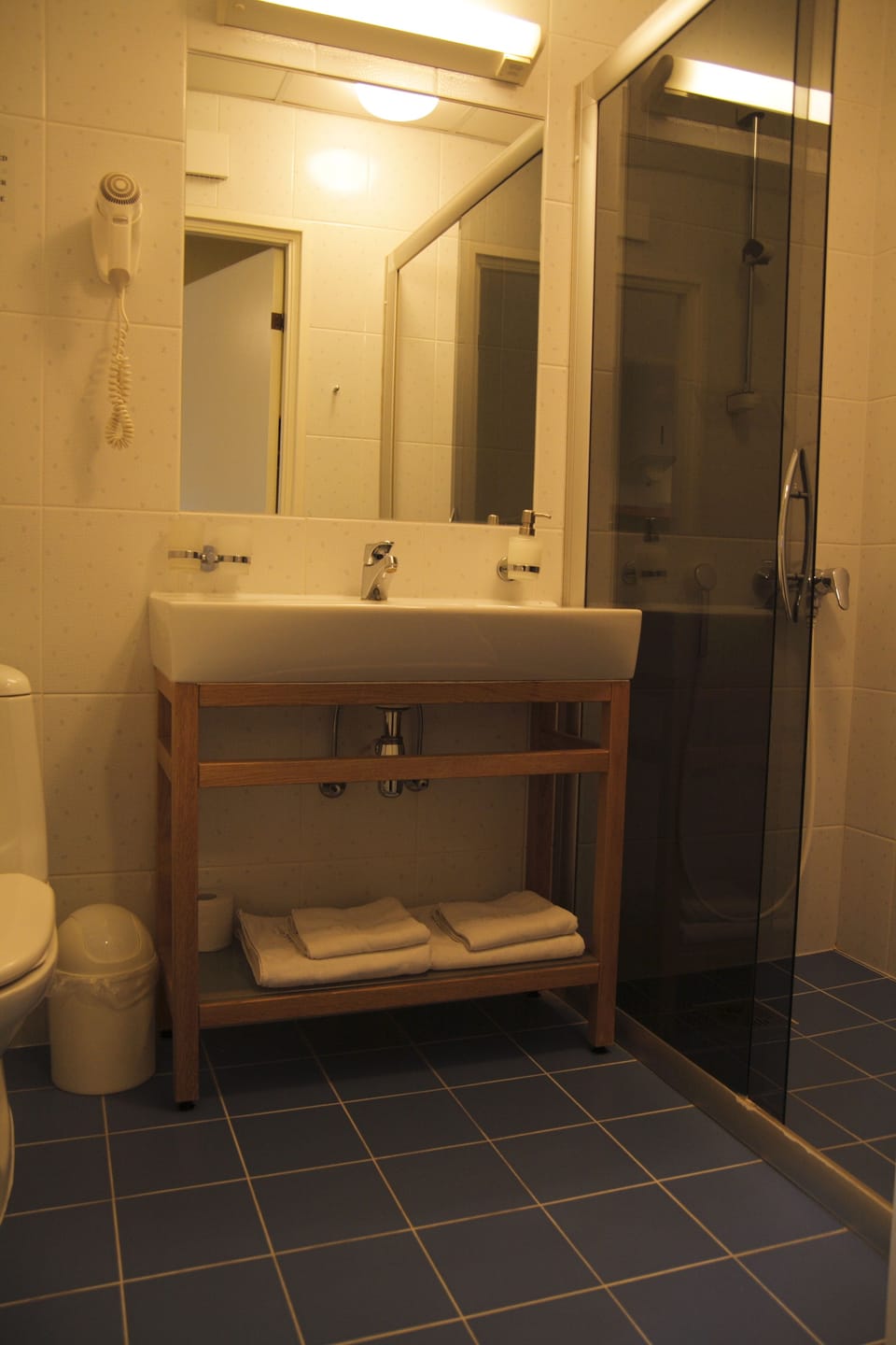 Standard Double Room | Bathroom | Shower, hair dryer, towels