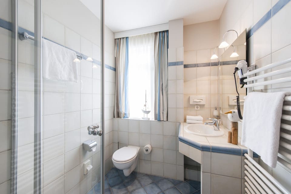 Double Room | Bathroom | Free toiletries, hair dryer, bathrobes, towels