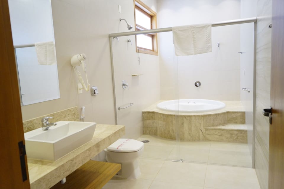 LAGO MASTER | Bathroom | Free toiletries, hair dryer, towels, soap