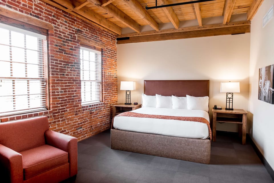 Deluxe Room, 1 King Bed | Premium bedding, in-room safe, desk, laptop workspace
