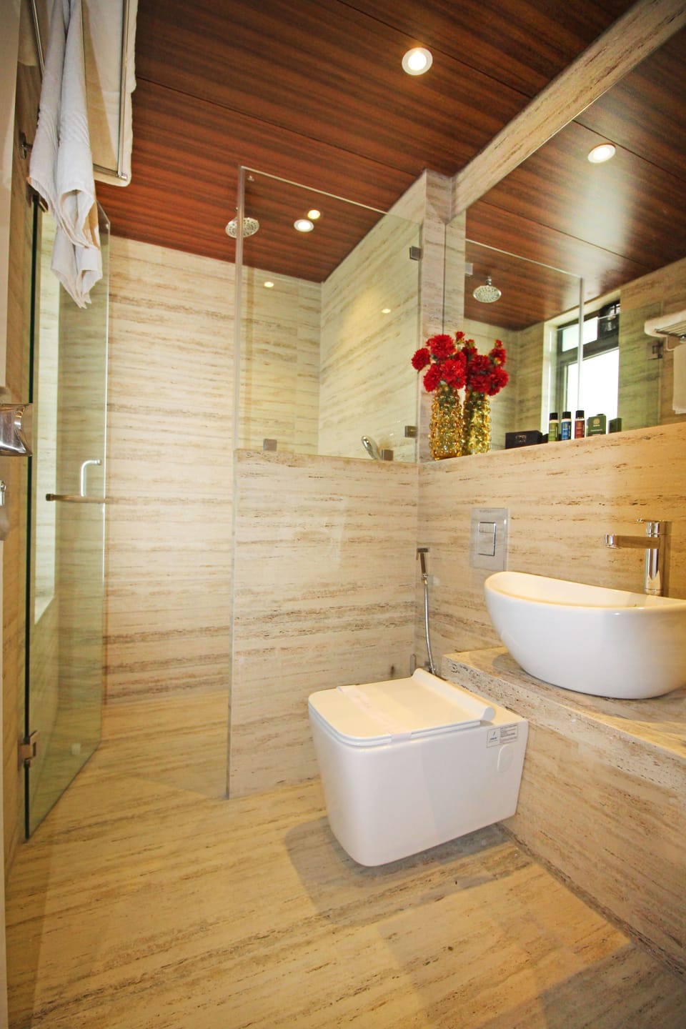 Apartment, 6 Bedrooms | Bathroom | Shower, free toiletries, towels