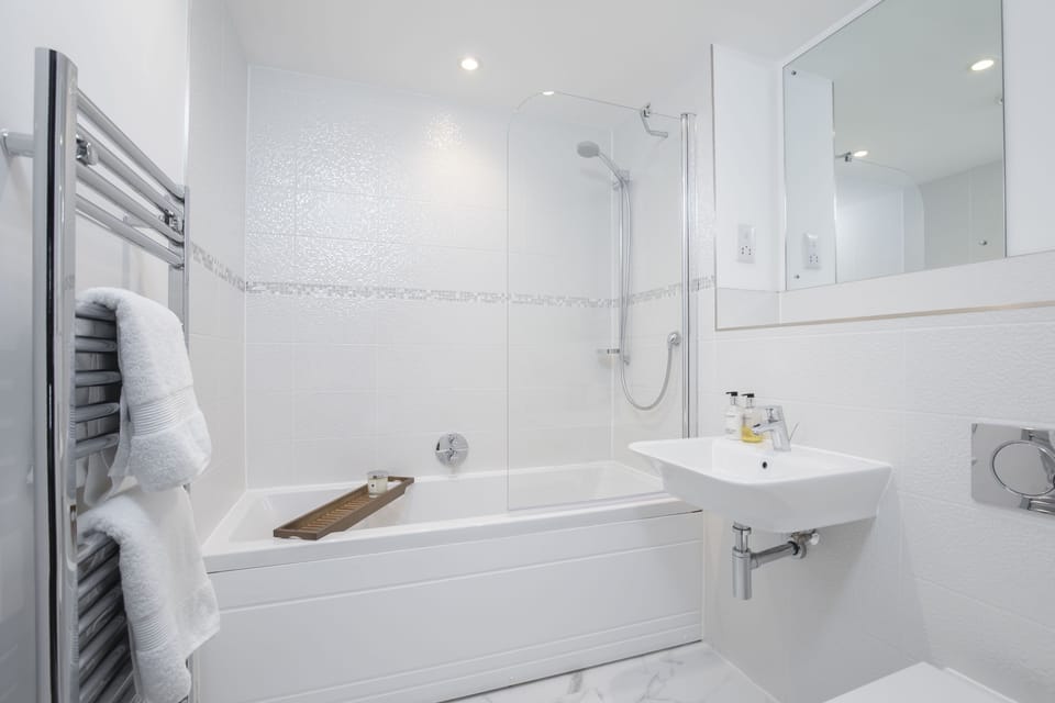 Elliot Oliver - Luxury 3 Bedroom Town Centre Apartment With Parking Apartment in Cheltenham