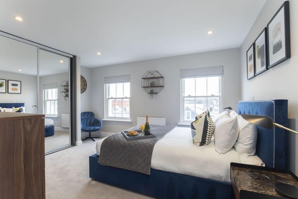Elliot Oliver - Luxury 3 Bedroom Town Centre Apartment With Parking Apartment in Cheltenham