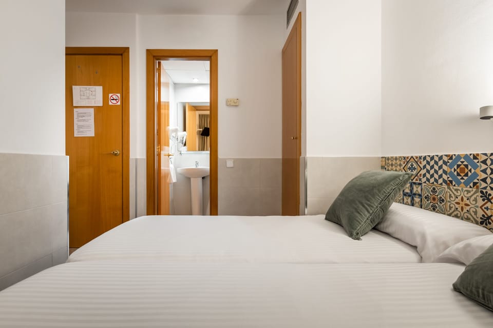 Economy Double Room, 2 Twin Beds, Non Smoking | Blackout drapes, free WiFi, bed sheets