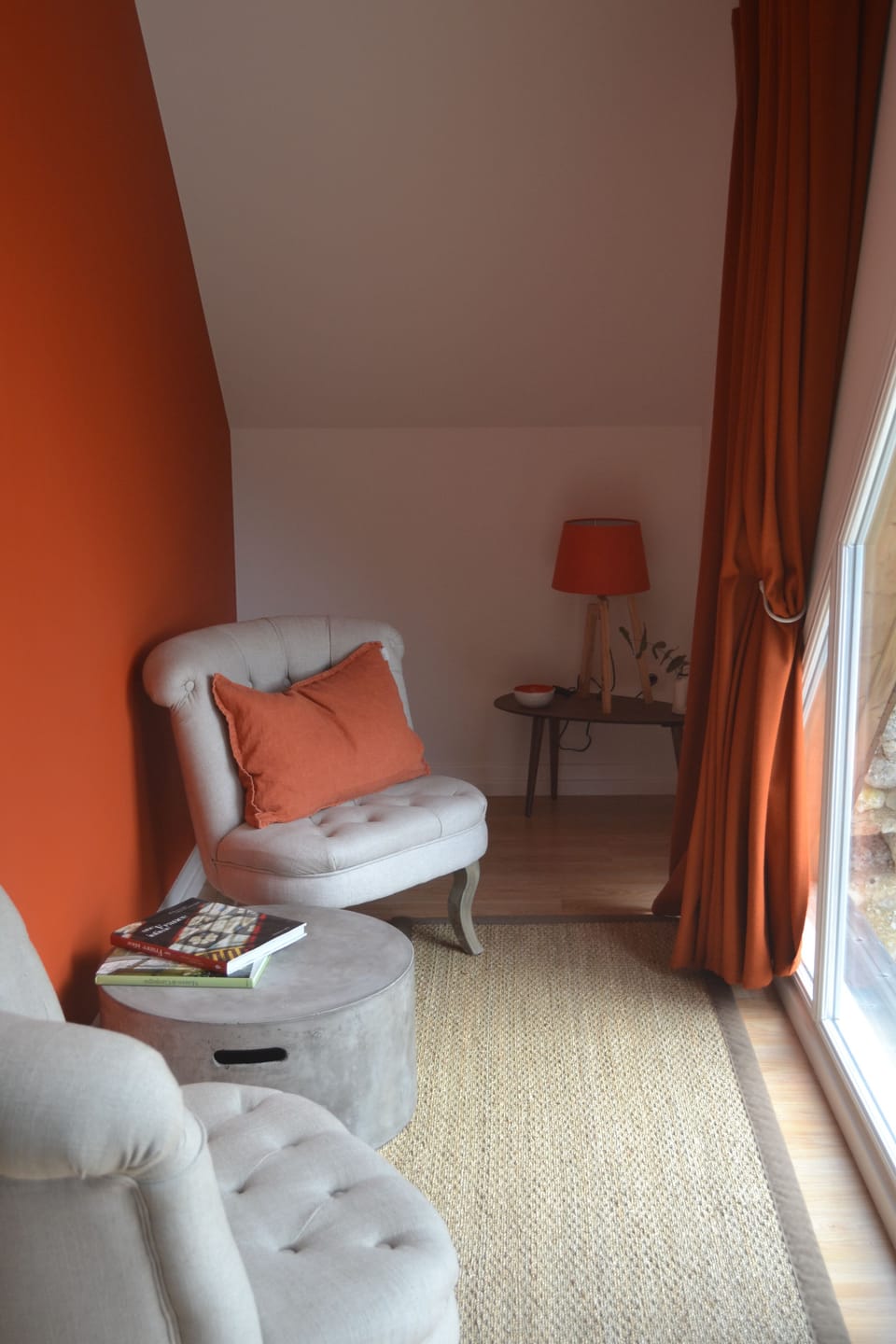 Classic Double Room, 1 Queen Bed, Non Smoking | Living area | 60-cm flat-screen TV with digital channels, TV