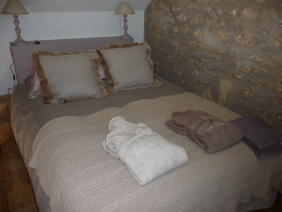 Double Room | Individually decorated, individually furnished, bed sheets