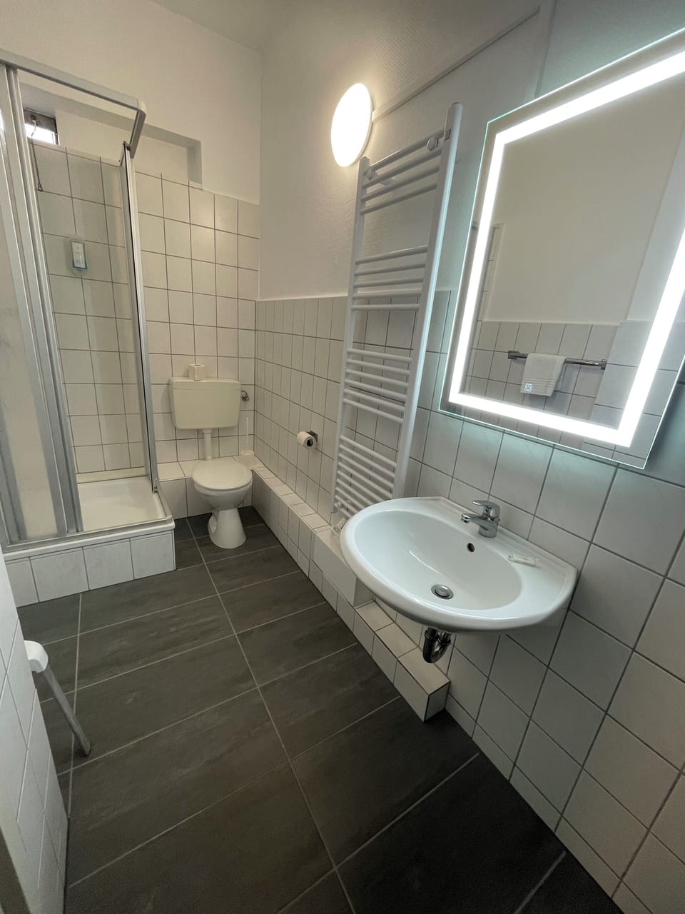 Standard Single Room, 1 Bedroom | Bathroom | Shower, hair dryer, towels