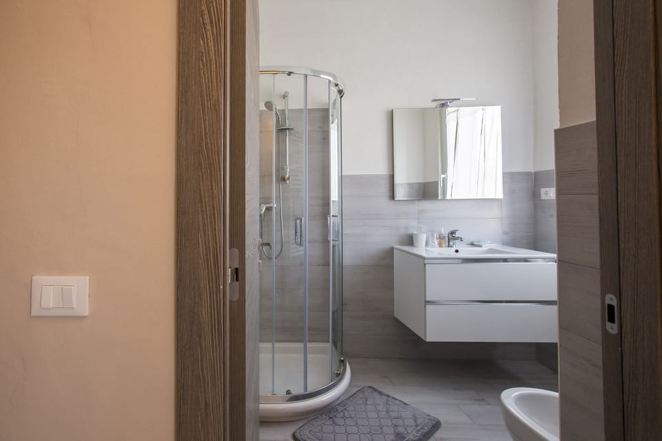 Superior Double Room | Bathroom | Shower, free toiletries, hair dryer, bidet