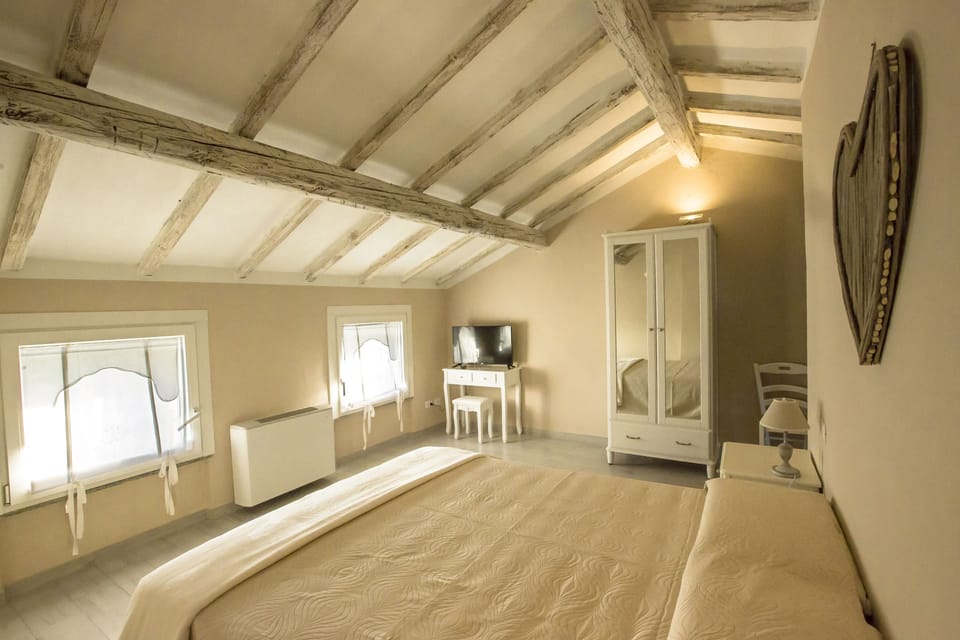 Romantic Double Room, 1 Queen Bed | Desk, soundproofing, free WiFi