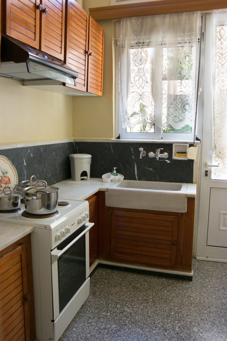 City Apartment | Private kitchen | Full-size fridge, oven, stovetop, dishwasher