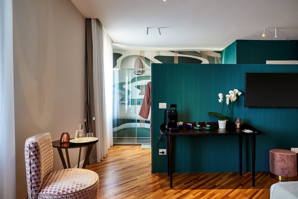Junior Studio Suite, 1 Queen Bed, Hot Tub | In-room safe, soundproofing, WiFi (free), bed sheets