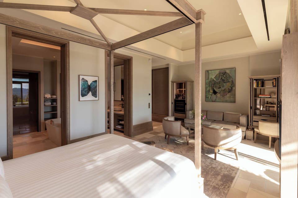 Suite (Ida) | Living area | 70-cm flat-screen TV with satellite channels, books, pay movies