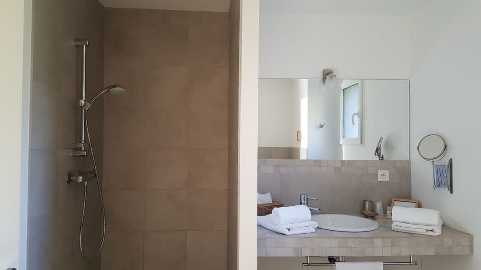 Double Room, Garden View (Bois Flotté) | Individually decorated, individually furnished, blackout drapes