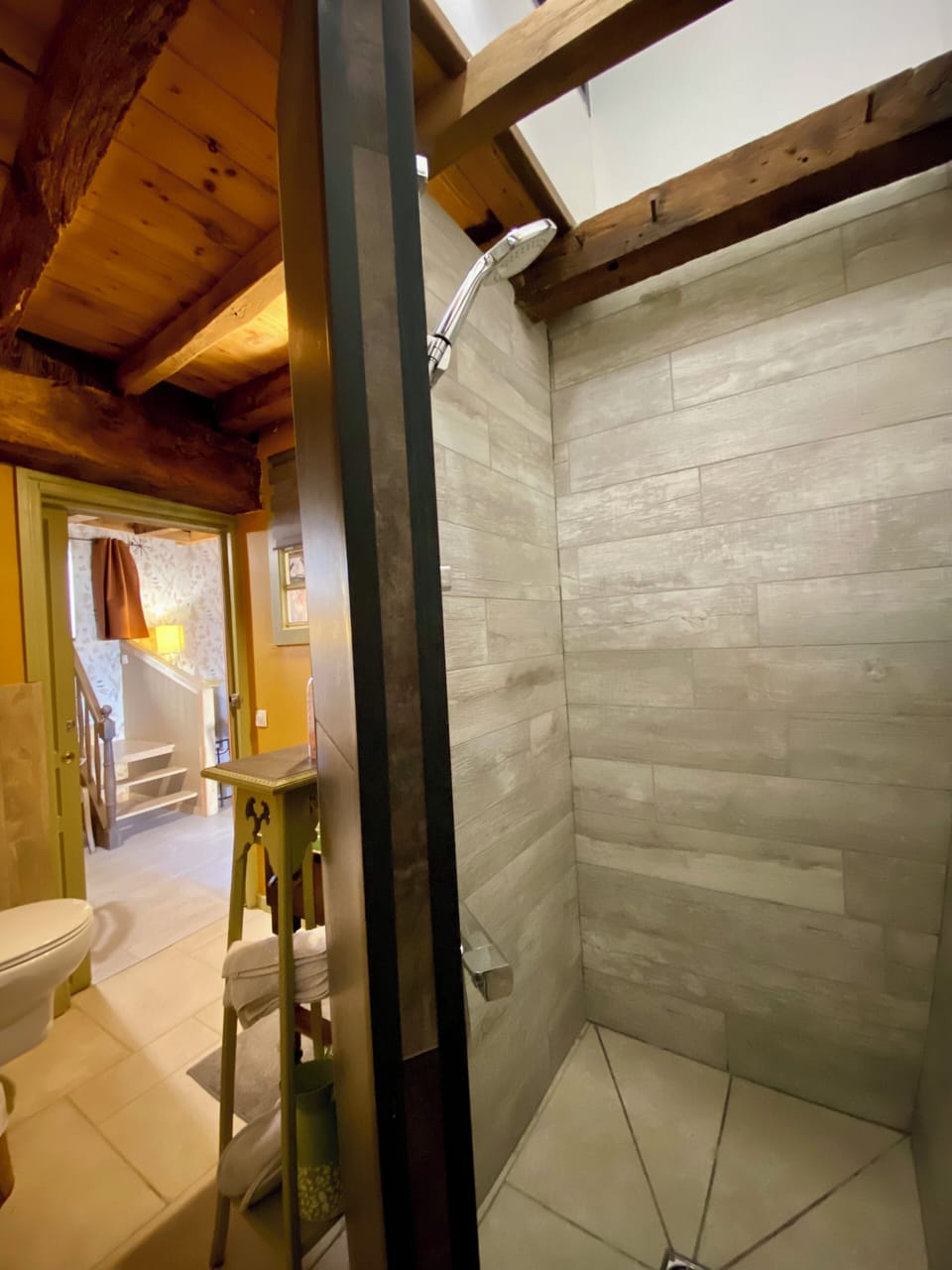 Family Quadruple Room (Dame Nature) | Bathroom | Shower, free toiletries, hair dryer