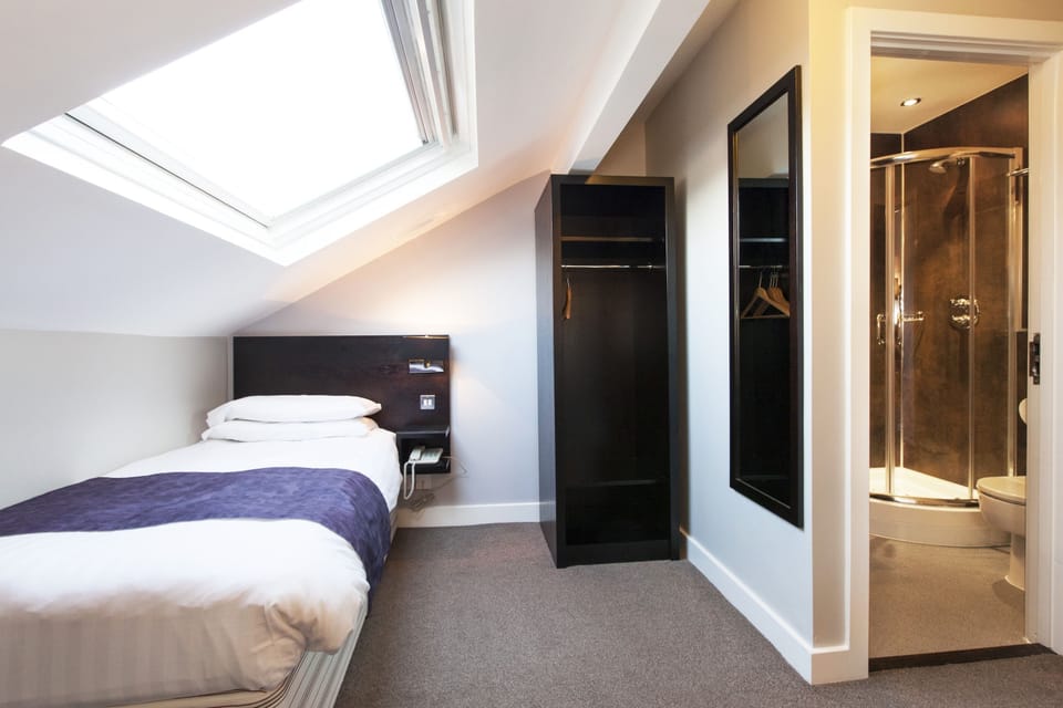 Single Room | Desk, blackout drapes, iron/ironing board, free WiFi