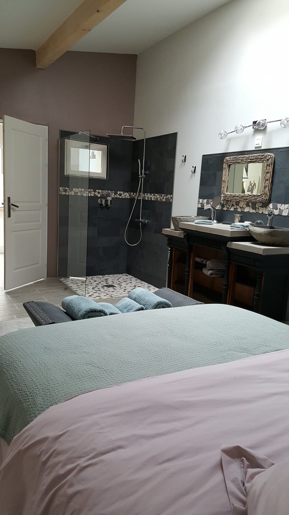 Double Room (Mercurey) | Bathroom | Shower, rainfall showerhead, free toiletries, hair dryer