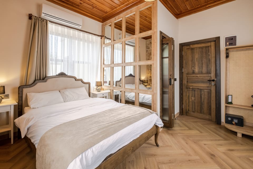 Deluxe Room, 1 Queen Bed with Sofa bed, Non Smoking (Economy) | 1 bedroom, premium bedding, minibar, in-room safe