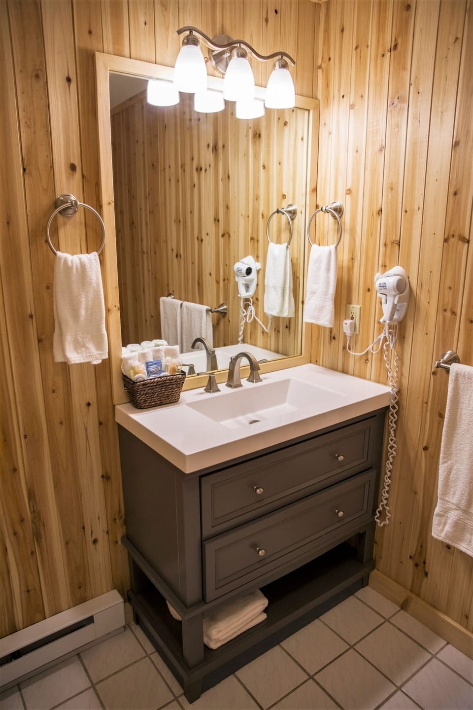 Deluxe Room, 1 King Bed, Non Smoking | Bathroom | Shower, free toiletries, hair dryer, towels
