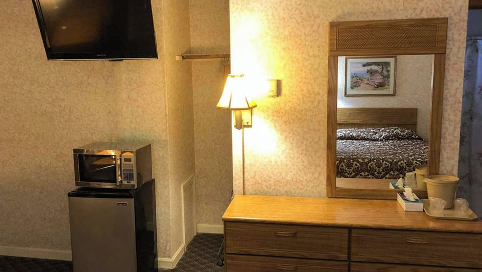 One king bed non smoking | Desk, laptop workspace, blackout drapes, iron/ironing board