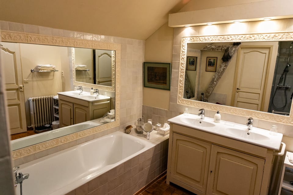 Comfort Double Room (Milly) | Bathroom | Bathrobes, towels