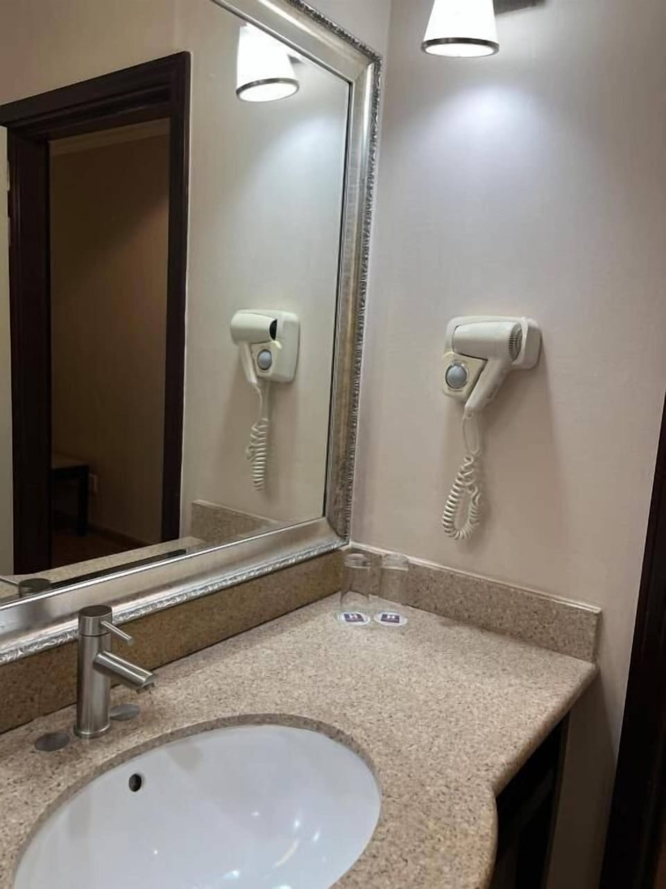 Combined shower/tub, free toiletries, hair dryer, towels
