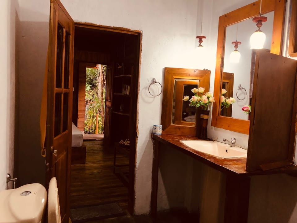 Family Quadruple Room | Bathroom | Shower, free toiletries, towels, toilet paper