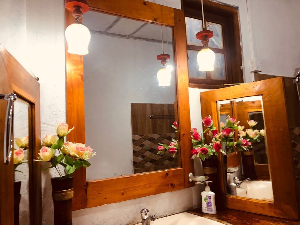 Family Quadruple Room | Bathroom | Shower, free toiletries, towels, toilet paper