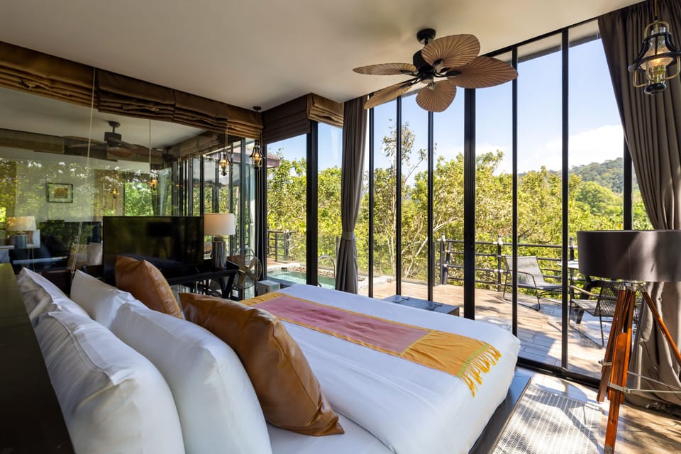 Jungle Lodge | Minibar, in-room safe, desk, laptop workspace