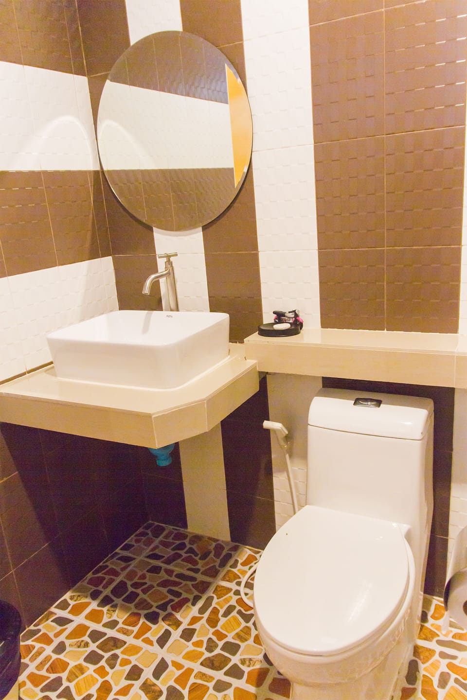 Standard Double Room | Bathroom | Shower, rainfall showerhead, free toiletries, hair dryer