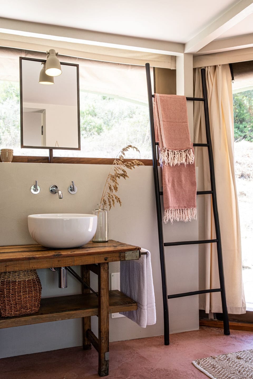 Lodge | Bathroom | Shower, rainfall showerhead, free toiletries, hair dryer