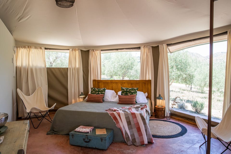 Lodge | Premium bedding, down comforters, memory foam beds, minibar